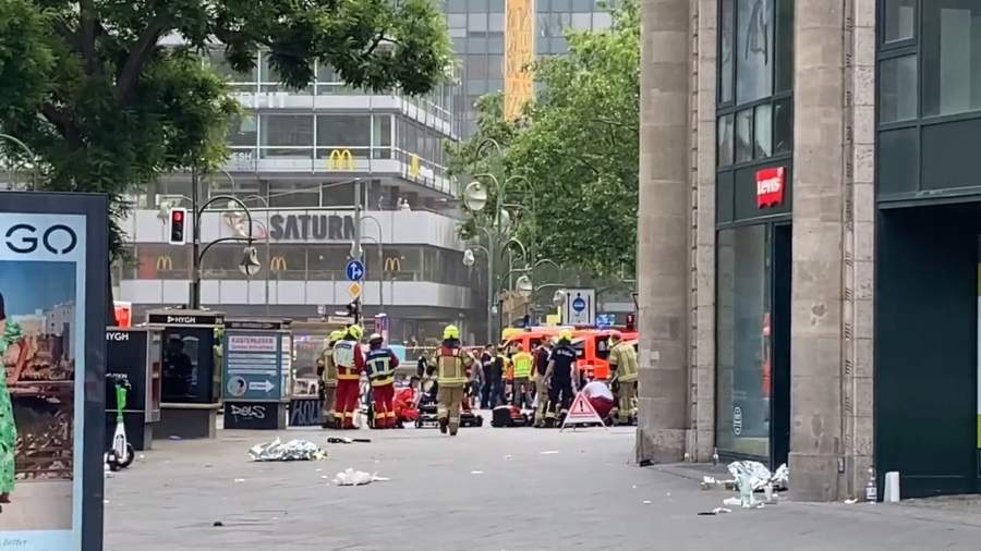 Наезд машины на людей в Берлине | Видео | Известия | 08.06.2022